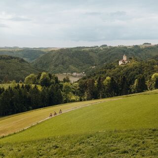 Mountainbiker fahren in der Nähe von Schloss Neuhaus