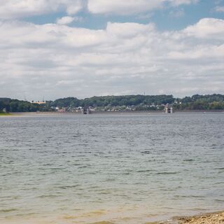 Blick auf den Möhnesee mit Staumauer