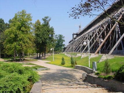 Gradierwerk im Kurpark Bad Salzelmen