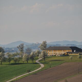 Eindrucksvolle Vierkanthöfe säumen den Weg