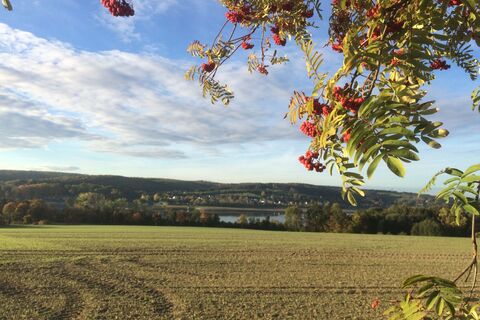Felder mit Blick auf den Möhnesee.JPG