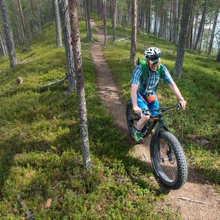 Fatbiken entlang des Kokalmuksen-kierros-Weges im Nationalpark Hossa