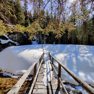 Kleine Holzbrücken führen über den Lantschfeldbach und die Taurrach. Hier versperrt der Schnee noch den Weg.