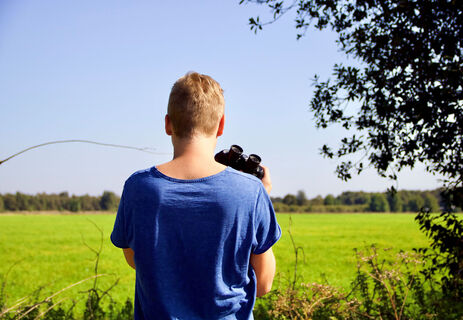 Vogelbeobachtung mit Fernglas