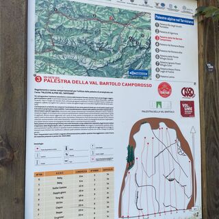 Felswand, entlang der Strecke