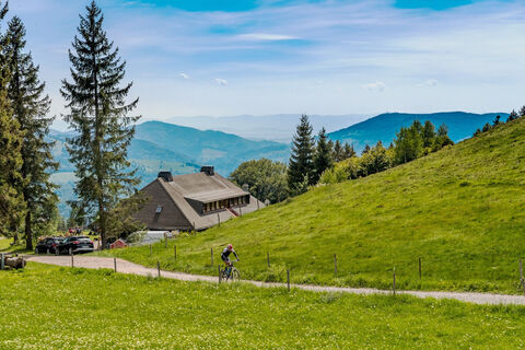 Almgasthaus Knöpflesbrunnen mit Biker