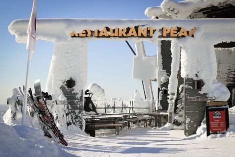 Das Restaurant Peak befindet sich direkt neben den Juhannuskallio-Klippen im Skigebiet Ruka