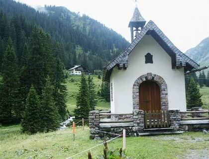 Kapelle im Rellstal - dahinter der Gasthof Rellstal