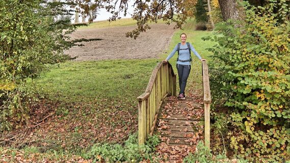 Kleine Brücke über den Bach