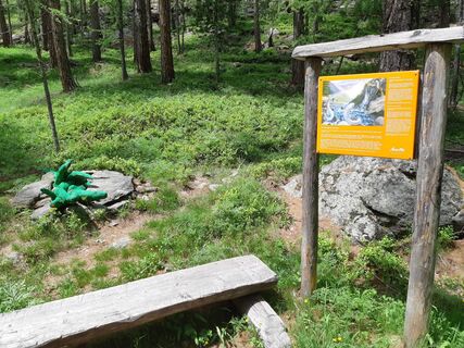 Märchenweg mit mystischen Holzfiguren