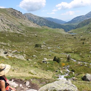 Blick auf Estagnole und Wanderin