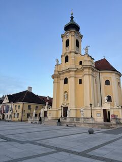 Rathaus und Kirche (v.l.n.r.)