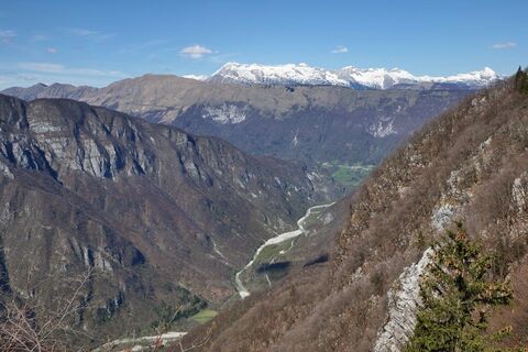 Blick in die tiefe Schlucht des Flusses Nadiža. Im Hintergrund der Stol und die verschneiten Kanin-Gipfel