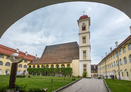 Innenhof Stift St. Georgen mit Kirche St. Georg