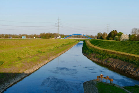 Emscher mit Brücke an der Hagelstraße