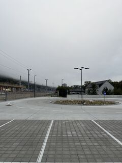 .. beim Bahnhof links über den Parkplatz und runter auf den Semmering-Radlweg