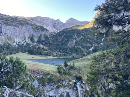 Fotografija s spletne strani hanuta na poti