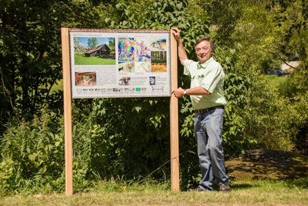 Fotograf Günter Schön bei Tafel Brettersäge Kirchbach (c) Christian Novak