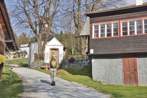 Der Weg führt bei der Ullrichsbrunn-Kapelle vorbei