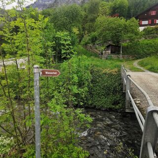 Wegweisser zum Wasserfall im Dorf Berschis