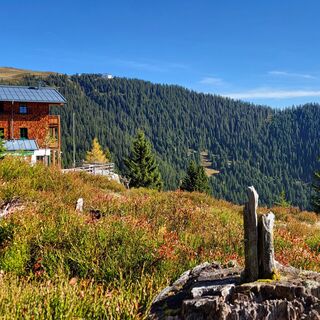 Ausblick auf die Pinzgauer Hütte und die Schmittenhöhe