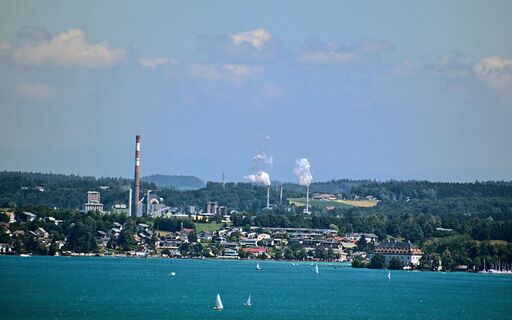 Hinter Seewalchen die Schlote der Lenzing AG, rechts unten Schloss Kammer (Helmut Haller, Community)