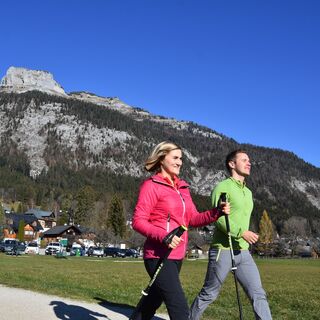 Los geht's über die Wiese zum See