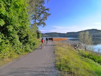 Am Hennesee, Weg von der Hauptanlegestelle zum Hennedamm
