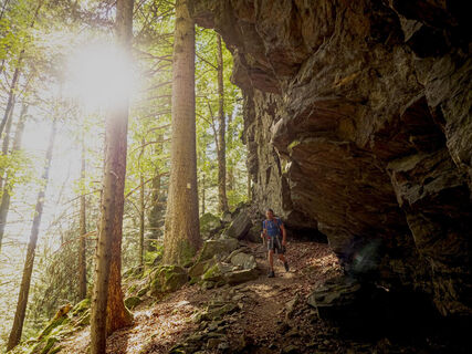 Felswände und Felsenpfad durch die Teichschlucht