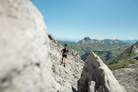 Trailrunner läuft durch die Berglandschaft von Lech Zürs