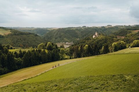 Mountainbiker fahren in der Nähe von Schloss Neuhaus