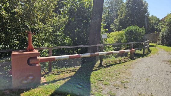 Balken der ehemal. Grenzstation am Eisernen Vorhang