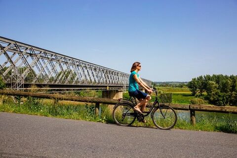 velo devant pont eiffel agence-les-conteurs