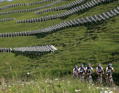 Gruppe von Bikern unterhalb der Lawinenverbauungen