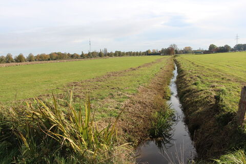 poi-0_Titelfoto-Gruenland-Acker-Graben.JPG