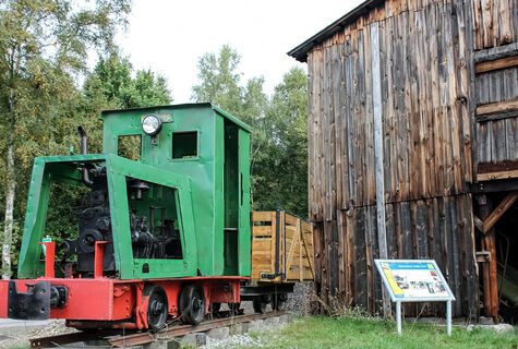 Lok vor der Torfarbeiterbaracke