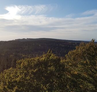Gerberstein Blick zum Rennsteig nach Westen (höchster Punkt im Bild: Birkenheide 717m)