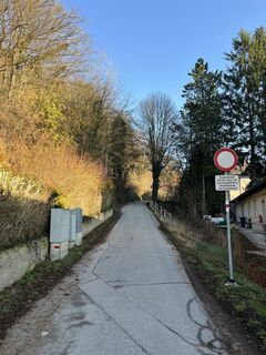 Vom Hauptplatz in Alland rechts-/links rauf auf den Gruberweg