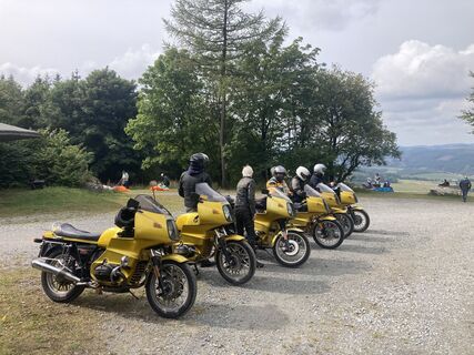 Motorräder bei der Rast vor schöner Aussicht
