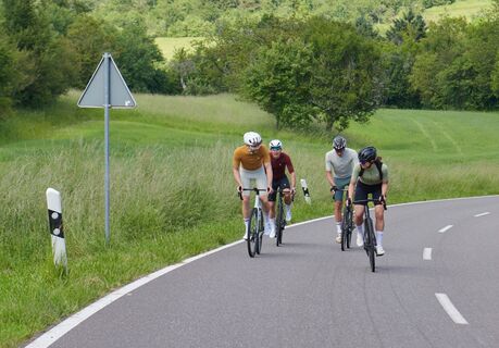 Radfahrgruppe im Anstieg