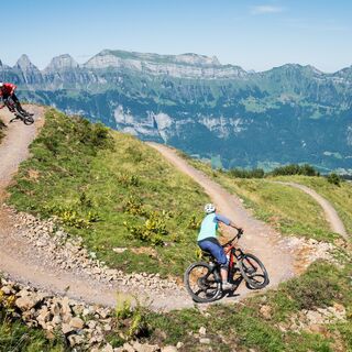 Abfahrt mit gigantischer Bergkulisse