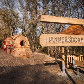 Holzspielzug am Bahntrassen-Radweg