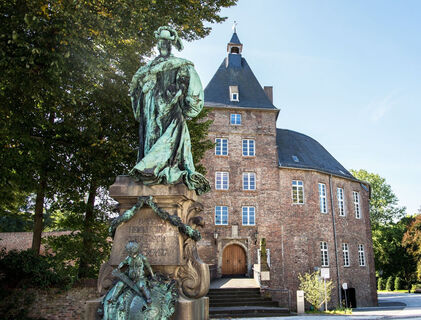 Schloss Moers mit Statue Luise Henriette