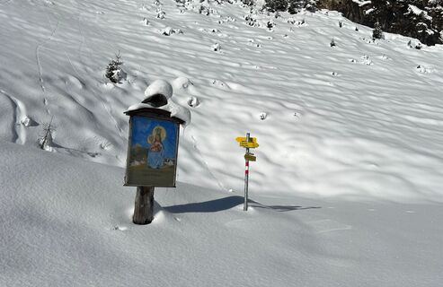 Schild vor Kapelle Schneeschuhtour Hösljoch