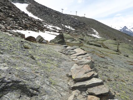 Steinplatten des alten Gipfelweges Weissmies