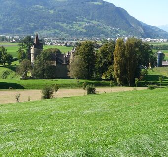 Das ehemalige Wasserschloss Marschlins liegt in der Ebene circa einen Kilometer nordöstlich von Igis.