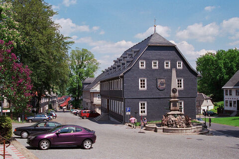 Rathaus mit Fürst-Carl-Günther - Brunnen, Großbreitenbach