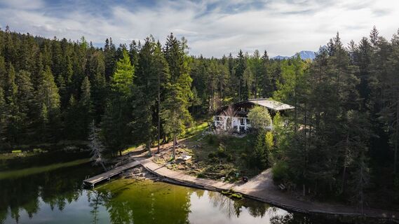 Möserer See im Frühling bei Morgenstimmung - Drohnenaufnahme Möserer Seestube aus der Nähe.jpg
