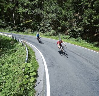 rennradfahrer-ausblick c) Paul Masukowitz Sauerland-Tourismus.jpg