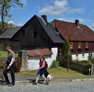 Wanderer vor dem Museumshäuschen Krebes